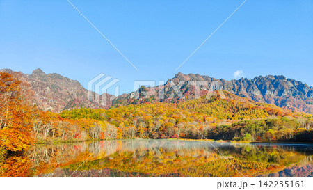 鏡池と戸隠山(秋) 鏡池と戸隠山(秋) 142235161