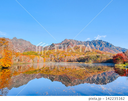 鏡池と戸隠山(秋) 鏡池と戸隠山(秋) 142235162