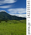 知床連山と夏の草原 雲をまとう山と青空 北海道知床の風景 142235545