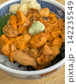 うに丼のクローズアップ 濃いオレンジ色の生うに 北海道の海鮮丼 142235549