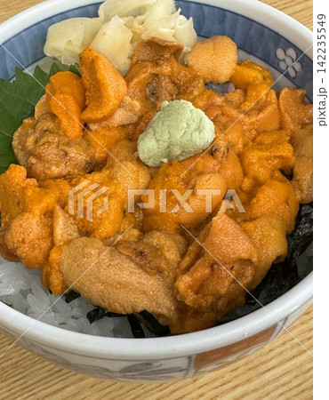 うに丼のクローズアップ 濃いオレンジ色の生うに 北海道の海鮮丼 うに丼のクローズアップ 濃いオレンジ色の生うに 北海道の海鮮丼 142235549