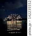 湖上に上がる花火 水面に映る光 北海道洞爺湖の夏の夜 142235552