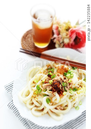 ツナと竹輪の冷やしうどんと麦茶 142235884