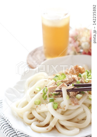 ツナと竹輪の冷やしうどんと麦茶 ツナと竹輪の冷やしうどんと麦茶 142235892