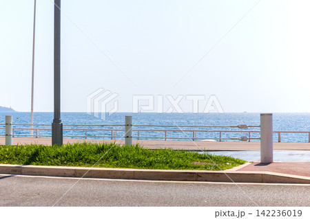 真夏の南フランスのニースの海岸通りの風景 真夏の南フランスのニースの海岸通りの風景 142236019