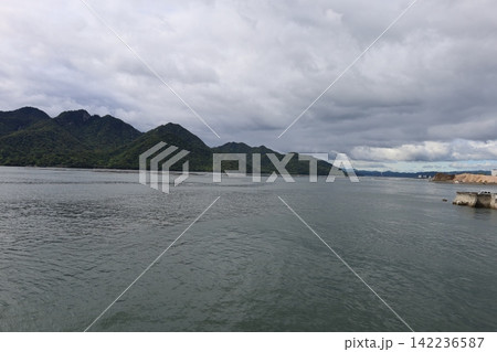 宮島口から宮島へと向かう瀬戸内海の風景【日本・広島】 142236587