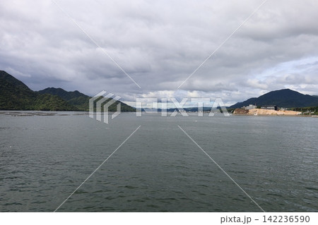 宮島口から宮島へと向かう瀬戸内海の風景【日本・広島】 宮島口から宮島へと向かう瀬戸内海の風景【日本・広島】 142236590