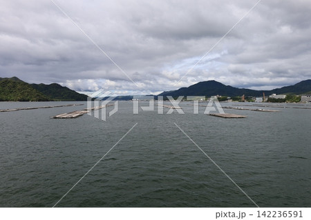 宮島口から宮島へと向かう瀬戸内海の風景【日本・広島】 142236591