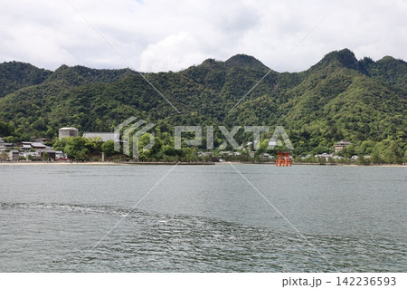 宮島口から宮島までのフェリーから【日本・広島】 142236593