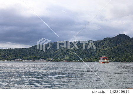宮島口から宮島へと向かう瀬戸内海の風景【日本・広島】 宮島口から宮島へと向かう瀬戸内海の風景【日本・広島】 142236612