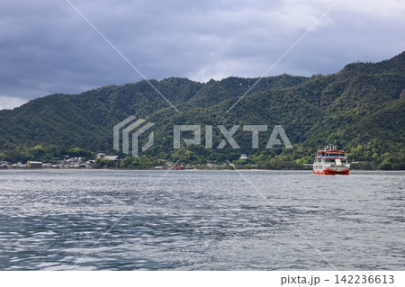宮島口から宮島へと向かう瀬戸内海の風景【日本・広島】 宮島口から宮島へと向かう瀬戸内海の風景【日本・広島】 142236613