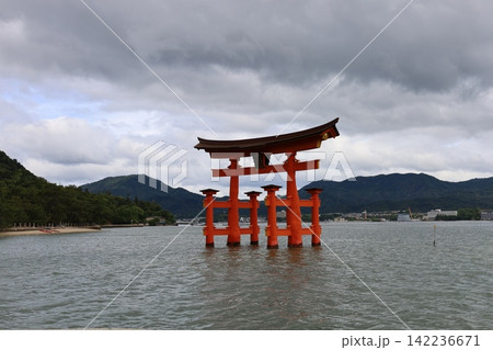 嚴島神社の大鳥居【日本・広島】 嚴島神社の大鳥居【日本・広島】 142236671