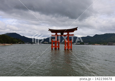 嚴島神社の大鳥居【日本・広島】 嚴島神社の大鳥居【日本・広島】 142236678