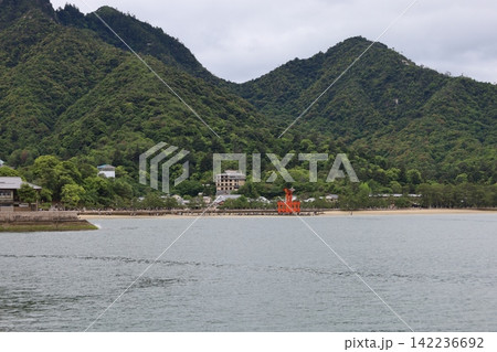 宮島口から宮島へと向かう瀬戸内海の風景【日本・広島】 宮島口から宮島へと向かう瀬戸内海の風景【日本・広島】 142236692