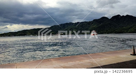 宮島口から宮島へと向かう瀬戸内海の風景【日本・広島】 宮島口から宮島へと向かう瀬戸内海の風景【日本・広島】 142236695