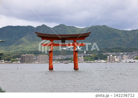嚴島神社の大鳥居【日本・広島】 142236712