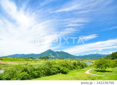 福島県耶麻郡猪苗代町 夏の磐梯山の風景 福島県耶麻郡猪苗代町 夏の磐梯山の風景 142236798