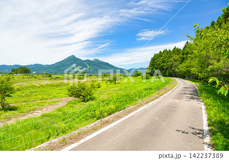 福島県耶麻郡猪苗代町 夏の磐梯山の風景 福島県耶麻郡猪苗代町 夏の磐梯山の風景 142237389