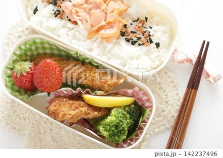 手作りシャケ弁当 手作りシャケ弁当 142237496