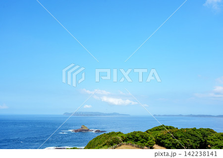 断崖絶壁と透き通る青い海(生月島・塩俵の断崖) 断崖絶壁と透き通る青い海(生月島・塩俵の断崖) 142238141