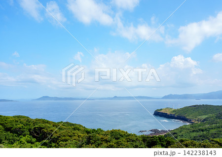 断崖絶壁と透き通る青い海(生月島・塩俵の断崖) 断崖絶壁と透き通る青い海(生月島・塩俵の断崖) 142238143