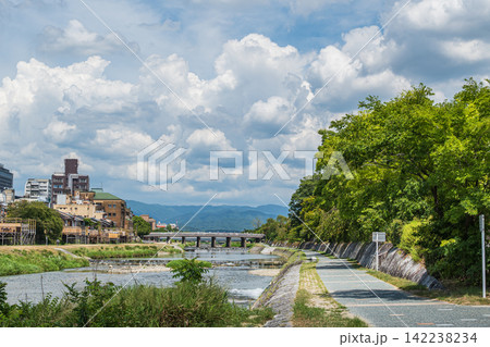 真夏の鴨川風景　京都市 142238234