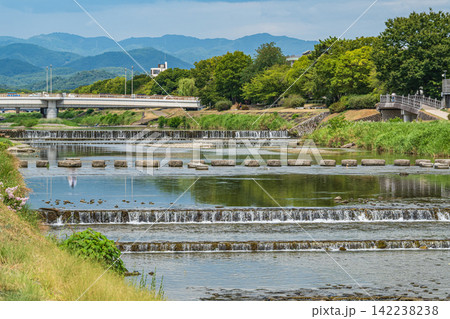 真夏の鴨川風景 丸太町橋下流側 京都市 真夏の鴨川風景 丸太町橋下流側 京都市 142238238