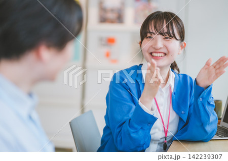 身振り手振りで同僚と話す女性のオフィスシーン 142239307