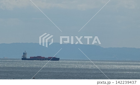 穏やかな海を進む大型コンテナ船 穏やかな海を進む大型コンテナ船 142239437
