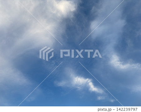 残暑の青空と白い雲 残暑の青空と白い雲 142239797
