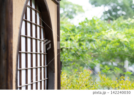 格子の下地窓が日本庭園の風景 格子の下地窓が日本庭園の風景 142240030