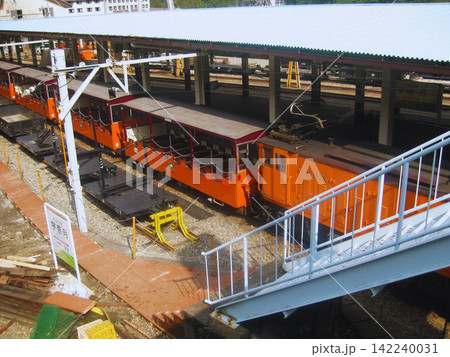 黒部峡谷鉄道のトロッコ列車 宇奈月駅 黒部峡谷鉄道のトロッコ列車 宇奈月駅 142240031