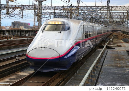 ベテランの走り…E2系新幹線 東北新幹線・大宮駅 ベテランの走り…E2系新幹線 東北新幹線・大宮駅 142240071
