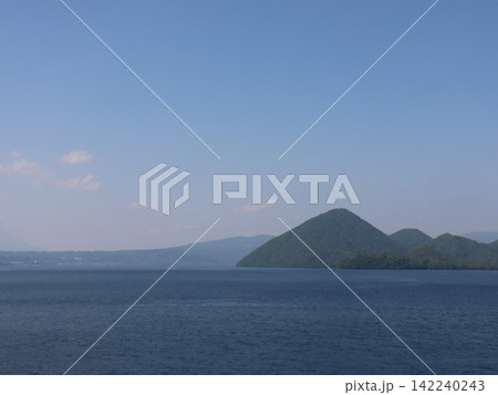 洞爺湖に浮かぶ中島を望む 夏の澄んだ湖の眺め 洞爺湖に浮かぶ中島を望む 夏の澄んだ湖の眺め 142240243