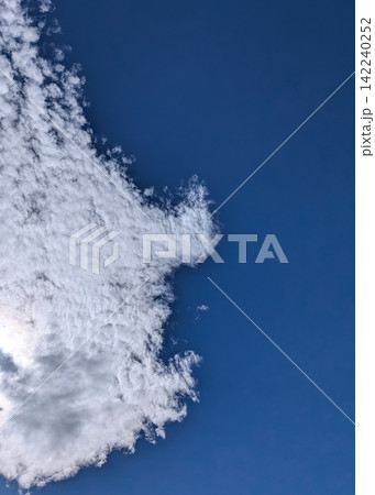白い雲と青空のコントラスト 白い雲と青空のコントラスト 142240252