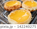 中華街名物の焼き立てエッグタルト。テイクアウトパックに入ったサクサク生地とたまご感あふれるアジアン洋 142240275