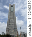 ランドマークタワーを見上げる2 142240280