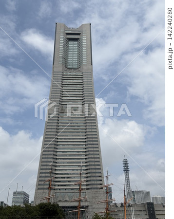 ランドマークタワーを見上げる2 ランドマークタワーを見上げる2 142240280