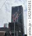 建設中の高層ビルを望む 142240281