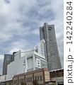 ランドマークタワーを見上げる3 142240284