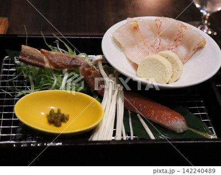 網にのせたかにと白身魚　これから焼く海鮮の盛り合わせ 142240489