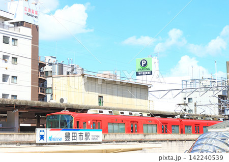 愛知県豊田市、名鉄豊田市駅に停車する電車の風景 142240539