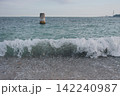貝を巻き上げる波 142240987
