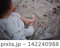 1歳と砂浜 142240988