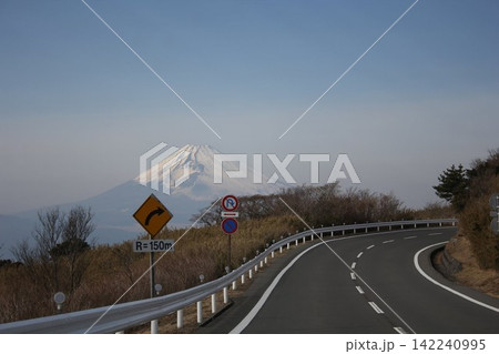 富士山を望む伊豆スカイラインのカーブ 富士山を望む伊豆スカイラインのカーブ 142240995