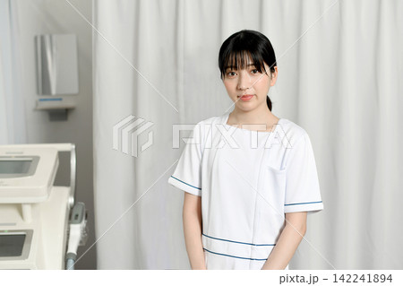 笑顔で接客するアジア人の女性セラピスト 笑顔で接客するアジア人の女性セラピスト 142241894