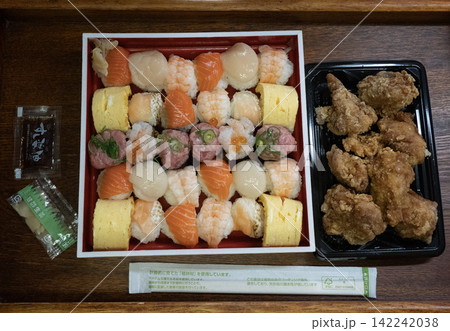 豪華に見える安価な手鞠寿司弁当と唐揚げの昼食 142242038