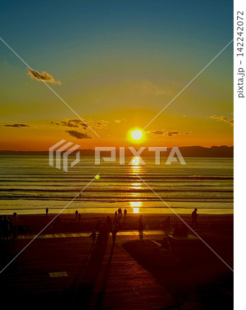 夕日になぎさに集うみんな 夕日になぎさに集うみんな 142242072