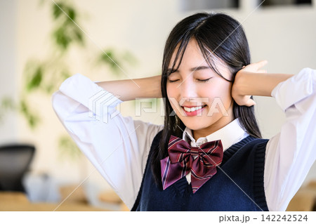 勉強のストレスで耳をふさぐ女子高生の受験生 142242524