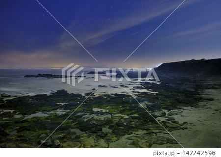 三浦半島城ケ島海岸の夜景　黒い岩場と青白い海が幻想的 142242596